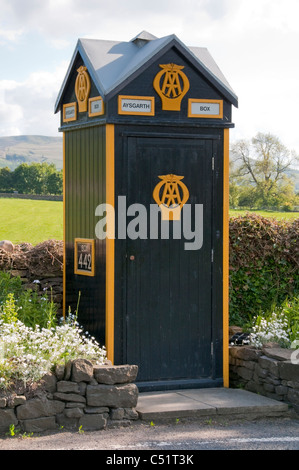 AA (Automobile Association) Aysgarth box 442 & yellow logo symbol (old historic iconic roadside phone kiosk) - scenic North Yorkshire, England, UK. Stock Photo