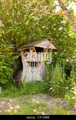 Beautiful traditional tree or Wendy house built by Clifford Matthews for his grandchildren. JMH5138 Stock Photo