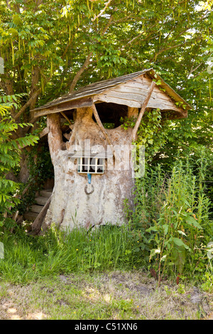 Beautiful traditional tree or Wendy house built by Clifford Matthews for his grandchildren. JMH5139 Stock Photo