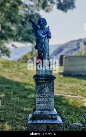 Statue above grave of dead girl in 1893 in Harpers Ferry with flowers in remembrance Stock Photo