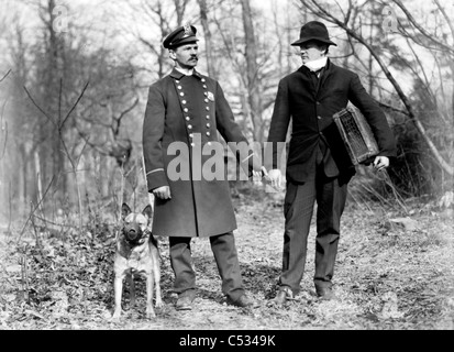 Police dog, policeman and thief, New York City 1912 Stock Photo