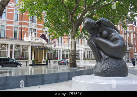 Water feature outside the Connaught Hotel in Mayfair London GB UK Stock Photo