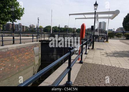 Lift Bridge, Chelsea Harbour, London, SW10, England Stock Photo