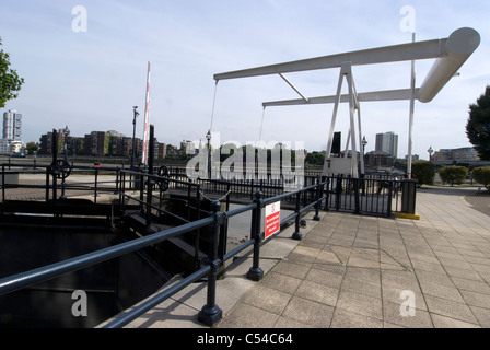 Lift Bridge, Chelsea Harbour, London, SW10, England Stock Photo