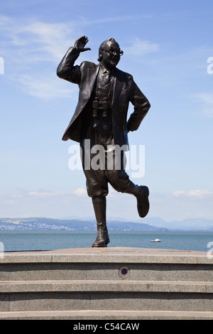 Eric Morecambe bronze statue on seafront in his home town by Graham Ibbeson on seafront promenade. Morecambe, Lancashire, England, UK, Britain. Stock Photo
