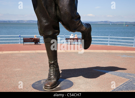 Morecambe, Lancashire, England, UK, Britain. Eric Morecambe bronze statue detail on seafront in his home town by Graham Ibbeson Stock Photo