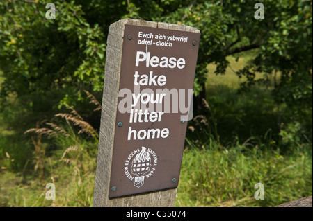 Bilingual Welsh English language litter sign in village of Llangattock Powys South Wales UK Stock Photo