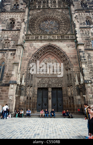 Menschen am Portal der Lorenzkirche in der  Altstadt people at the St. Lorenz church old town