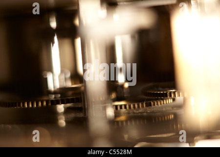 ANTIQUE CLOCK MECHANICAL MOVEMENT CLOSE UP OF COG WHEELS Stock Photo