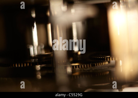 ANTIQUE CLOCK MECHANICAL MOVEMENT CLOSE UP OF COG WHEELS Stock Photo