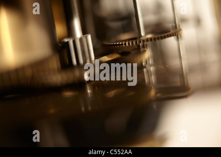 ANTIQUE CLOCK MECHANICAL MOVEMENT CLOSE UP OF COG WHEELS Stock Photo