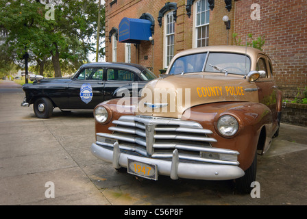 Vintage American police cars parked outside a police station in Savannah, Georgia, USA Stock Photo