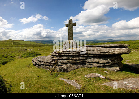 The Evelyn Anthony Cave Penney memorial cross near Yar Tor on Dartmoor Stock Photo