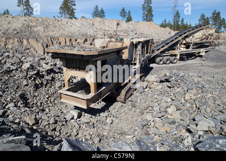 https://l450v.alamy.com/450v/c579nj/rock-crusher-unit-at-a-rock-quarry-used-to-make-macadam-for-construction-c579nj.jpg