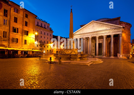 Pre-dawn at Piazza Della Rotonda and the Pantheon, Rome Lazio Italy Stock Photo