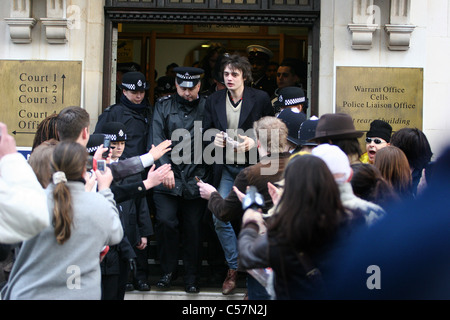 Musician Pete Doherty leaves Ealing Magistrates Court. Babyshambles lead singer Doherty, who had an on-off relationship with supermodel Kate Moss, appeared at court on Wednesday to hear charges of cocaine and heroin possession.  Picture by James Boardman. Stock Photo