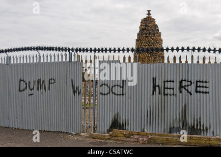 Traditional phrase 'Dump Wood' written on a fence in Belfast at a bonfire site Stock Photo