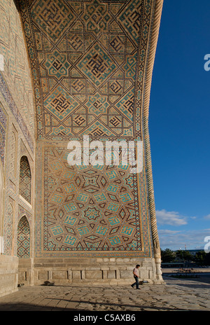 The portico arch of Sher Dor Madrassah on Registan Square, Samarkand, Uzbekistan Stock Photo