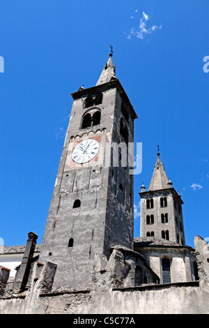 The two bell towers of the Saint Mary's Assumption cathedral (Aosta - Italy).  Les deux clochers carrés de la cathédrale d'Aoste Stock Photo