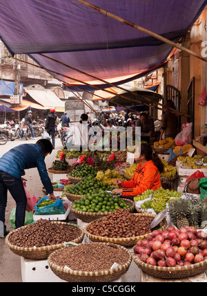 Fruit stalls in Nguyen Thien Thuat St, near Cho Dong Xuan market, Hanoi Old Quarter, Vietnam Stock Photo