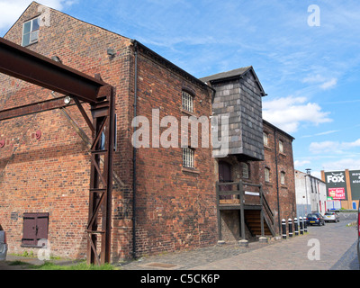 The Bonded Warehouse on the Stourbridge Canal, Stourbridge, West Midlands, England, UK Stock Photo