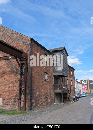 The Bonded Warehouse on the Stourbridge Canal, Stourbridge, West Midlands, England, UK Stock Photo