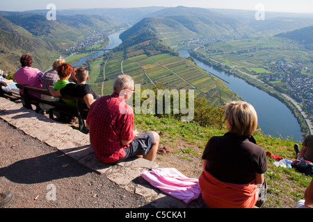Wanderer an der Moselschleife bei Bremm Herbst Mittelmosel, Loop, curve of the Moselle river near the village Bremm Stock Photo