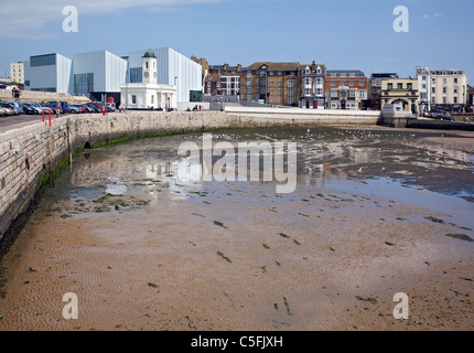 GREAT BRITAIN: UK: ENGLAND: KENT:  MARGATE: TURNER CONTEMPORARY AND HARBOUR