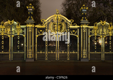 Night view  of Canada Gate in Green Park, London England on the south side of the park, near Buckingham Palace and The Mall. Stock Photo
