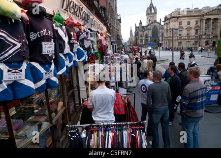 Shoppers browing outside a Scottish heritage shop on the Royal Mile in Edinburgh Scotland UK KATHY DEWITT Stock Photo