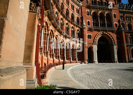 View towards the Gilbert Scott restaurant in the St Pancras Renaissance Hotel at St Pancras Station, St Pancras, London, UK Stock Photo