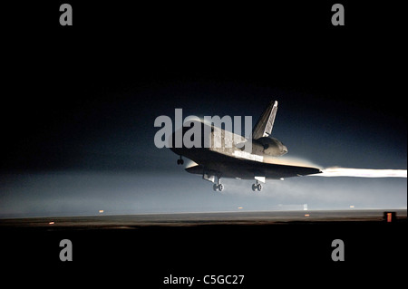 Space shuttle Atlantis lands on Runway 33 at Kennedy Space Center ...