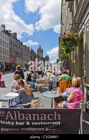 Sidewalk restaurant/bar on High Street, The Royal Mile, Edinburgh, Scotland, UK Stock Photo