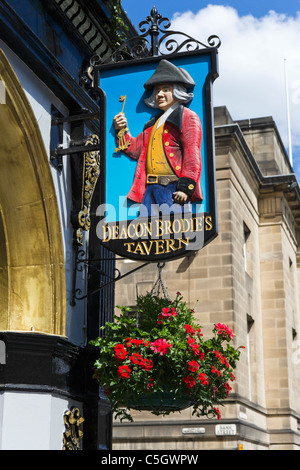 Deacon Brodie's Tavern on Lawnmarket, The Royal Mile, Edinburgh, Scotland, UK Stock Photo