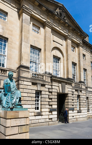 The entrance to the High Court of Justiciary (Scotland's supreme court) on The Royal Mile, Edinburgh, Scotland, UK Stock Photo