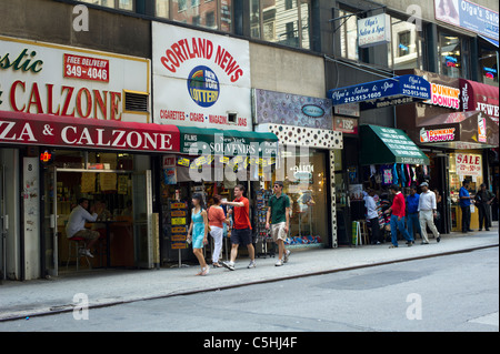 Stores and restaurants along Cortlandt Street in Lower Manhattan in New York Stock Photo