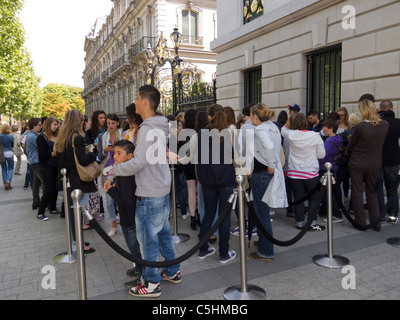 Paris, France, Crowd, French Teenagers Shopping, Lining Up' Queuing outside 'Ambercrombie and Fitch' Store, Avenue Champs-Elysees, stores Stock Photo