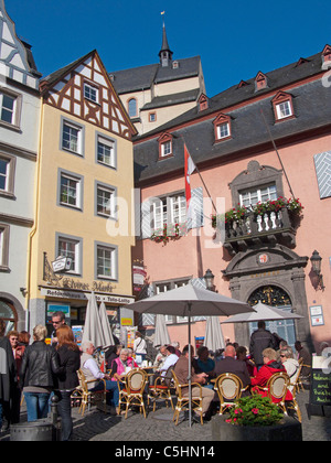 Menschen im Rathauscafe auf dem Marktplatz, Cochem, people sitting at the town hall cafe at the market square, old town, Cochem Stock Photo