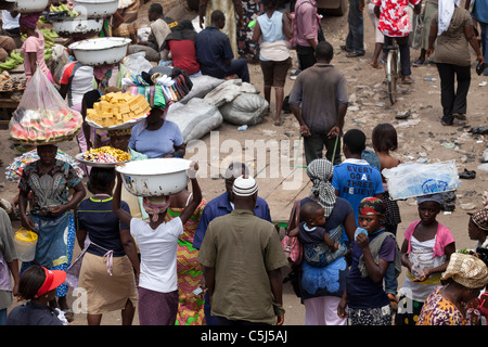 Vendors in a busy street of Accra, Ghana Stock Photo - Alamy