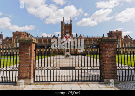 Front gates of Queen's University with the Lanyon Building behind Stock Photo