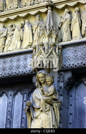 Detail of statues of Virgin Mary and Child on mullion of Great North Door, Westminster Abbey, London, England Stock Photo