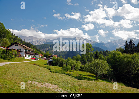 Alpine houses on trekking trail from Partnachklamm to  Garmisch-Partenkirchen, Germany, the Wettersteinwand in the background Stock Photo