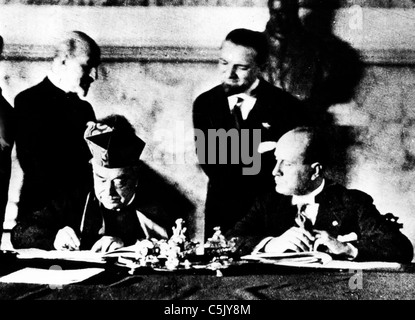 the signature of of the Lateran Pacts between Cardinal Pietro Gasparri and Benito Mussolini, Rome 1929 Stock Photo