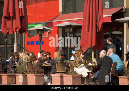 People enjoying an afternoon at Beymen Brasserie in Nisantasi, Istanbul, Turkey Stock Photo