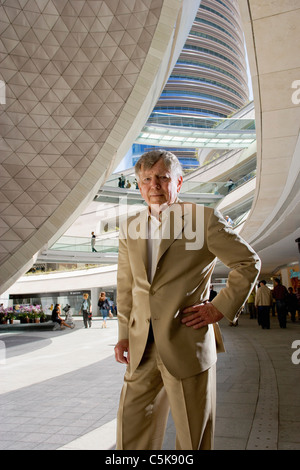 Jon Jerde, head of the architectural design company, Kanyon shopping mall, Levent, Istanbul, Turkey Stock Photo