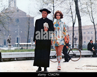La Moglie del prete The Priest's Wife Year: 1970 Italy Sophia Loren, Marcello Mastroianni  Director: Dino Risi Stock Photo