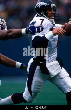 New York Giants' John Michael Schmitz Jr. (61), center, prepares to