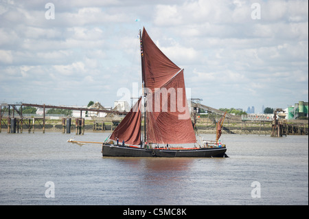 Traditional Thames sailing barge travelling downstream along the River Thames at Dagenham, Essex. Stock Photo