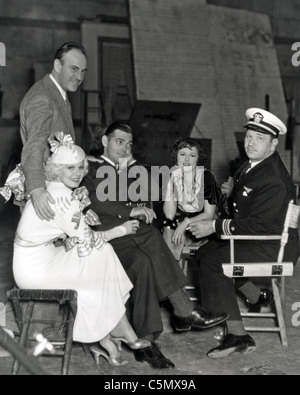 DINNER AT EIGHT On set of the 1933 MGM film with from l: Jean Harlow, Clark Gable, unknown and Wallace Beery Stock Photo