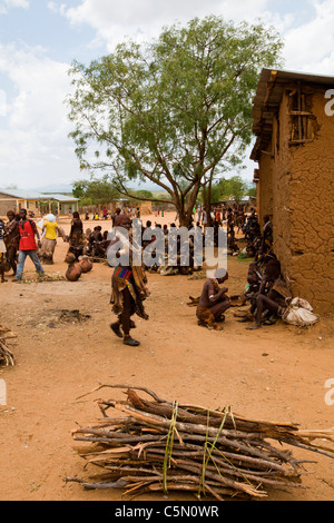 Local tribespeople trading at Turmi market in the Lower Omo Valley, Southern Ethiopia, Africa. Stock Photo